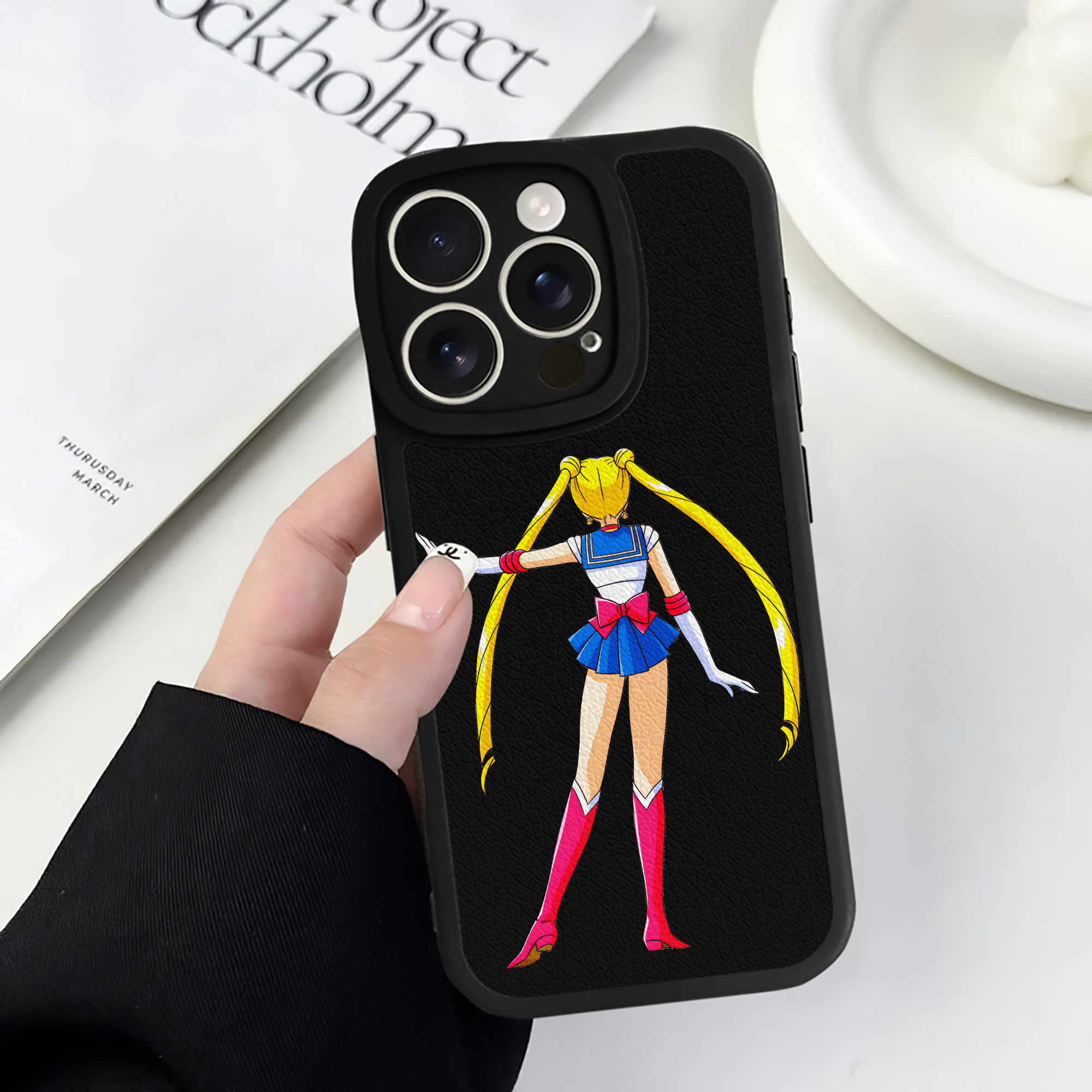 （画像用） 美少女戦士セーラームーン 月野 うさぎ つきの うさぎ Sailor Moon Tsukino Usagi 【iPhone 16シリーズ対応】シリコンスマホケース（レザー調） 材質：シリコン